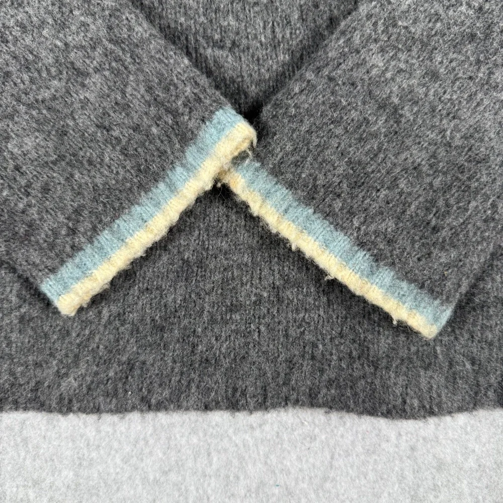 Vintage Abercrombie & Fitch Shetland Wool Sweater M Gray V Neck Made Hong Kong